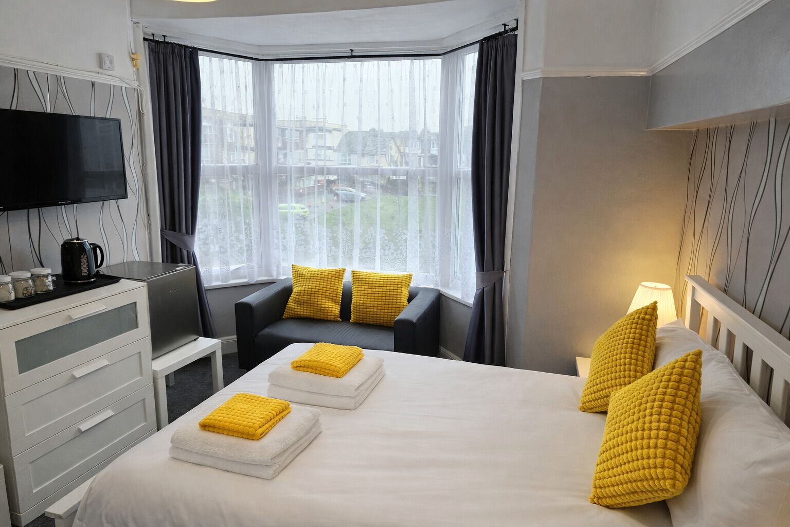 Chambre double, salle de bain attenante, vue partielle sur la mer (ROOM ) | Vue sur la rue