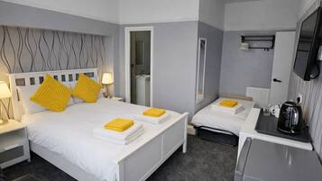 Dobbeltværelse - eget badeværelse - delvis havudsigt (ROOM )