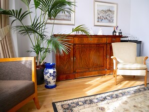 32-inch plasma TV with digital channels, TV - Redstone Guest House (Blackpool)