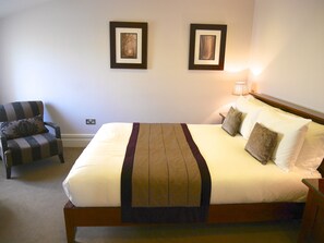 Superior Double Room | Egyptian cotton sheets, premium bedding, in-room safe, desk - Redstone Guest House (Blackpool)
