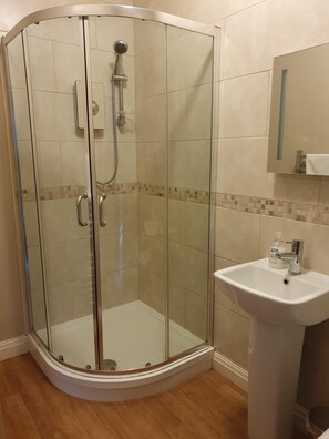 Double or Twin Room, Ensuite | Bathroom - Rockingham Lodge (Buxton)