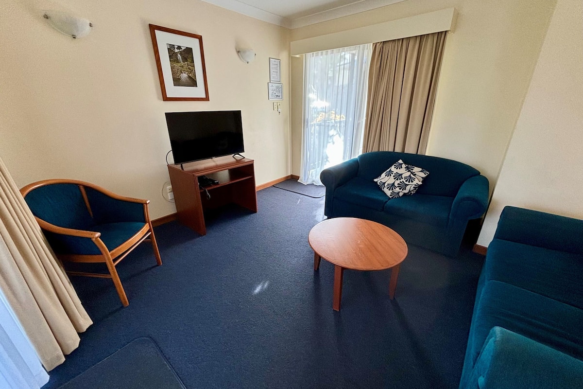 deluxe cabin, 1 bedroom | living area | flat-screen tv