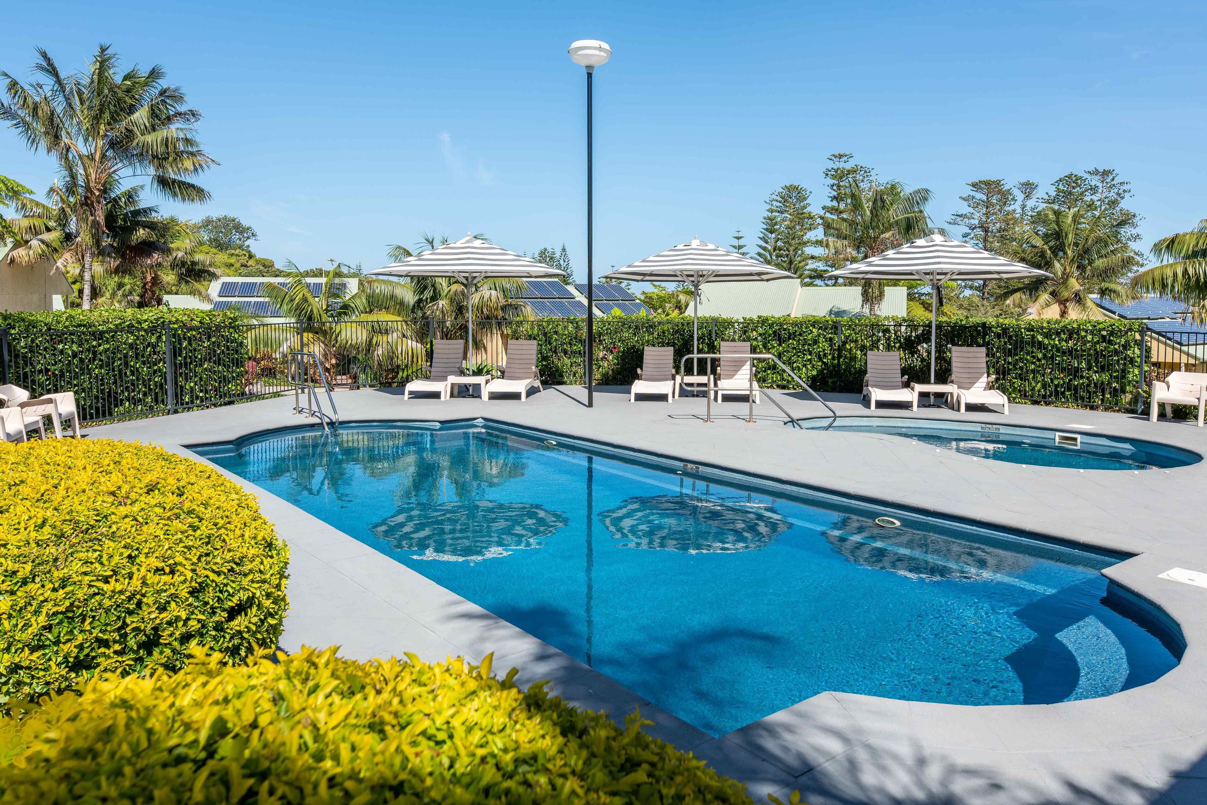 Piscina externa, guarda-sóis, espreguiçadeiras