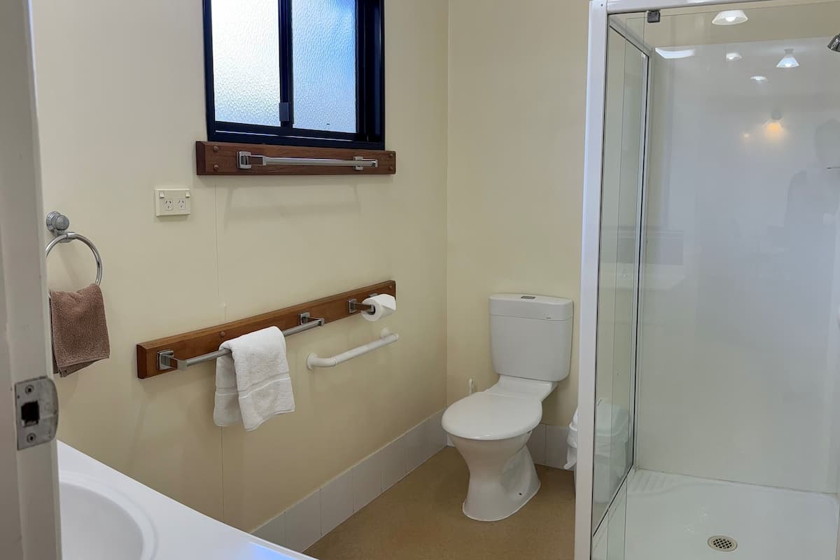 standard cabin, 1 bedroom | bathroom | shower, free toiletries, hair dryer, towels