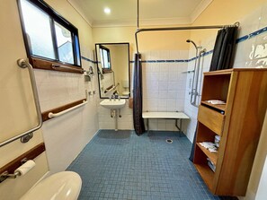 Standaard huisje, toegankelijk voor rolstoelgebruikers | Badkamer | Een douche, gratis toiletartikelen, een haardroger, handdoeken