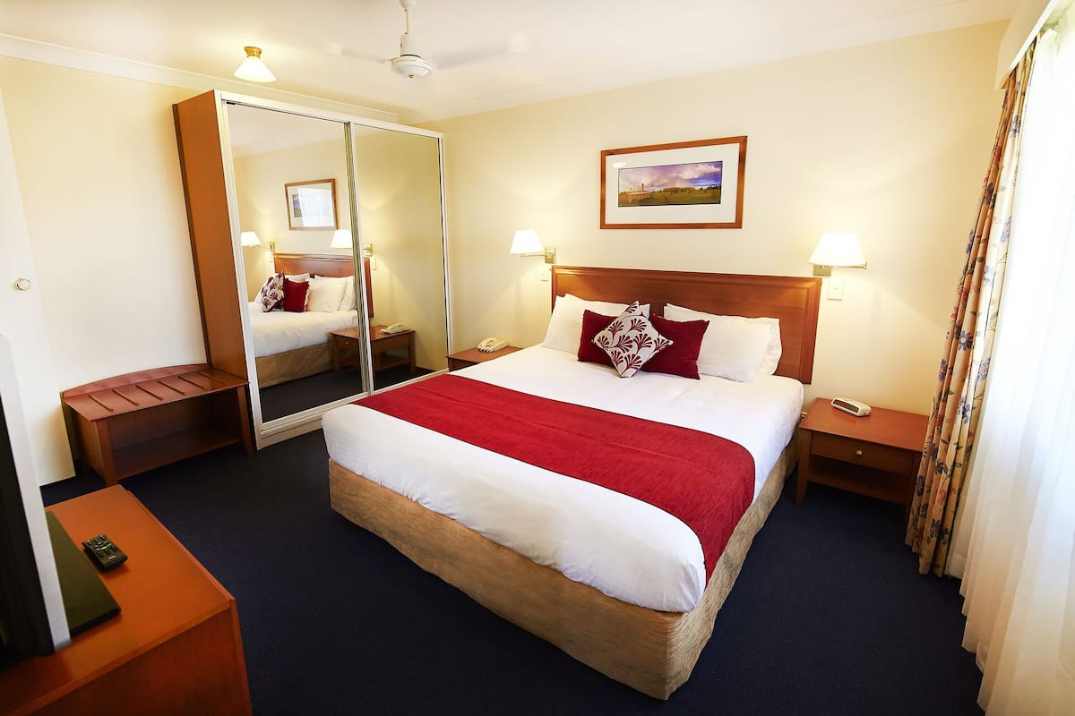 deluxe cabin, 1 bedroom | deep-soaking bathtub