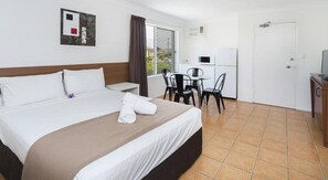 Suite familiale, 1 chambre | Bureau, fer et planche à repasser, literie fournie