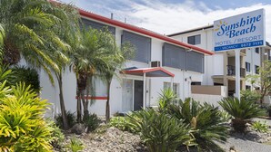 Sunshine Beach Motel with a red roof, white walls, and a signboard. - Sunshine Beach Resort (Miami)