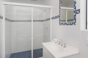 Studio | Bathroom | Shower, rainfall showerhead, free toiletries, towels - Sunshine Beach Resort (Miami)