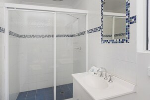 Estudio | Baño | Ducha y cabezal de ducha tipo lluvia