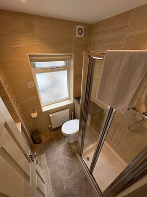 Habitación doble superior | Baño | Regadera, amenidades de baño gratuitas, secadora de cabello, toallas 