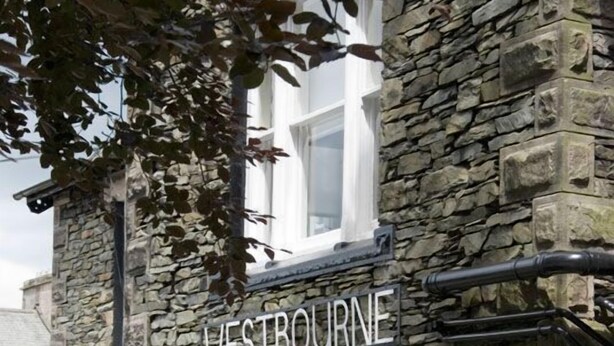 Un edificio de piedra con un cartel que dice "WESTBOURNE".