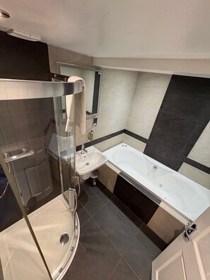 Habitación Confort | Baño | Ducha, artículos de higiene personal gratuitos y secador de pelo