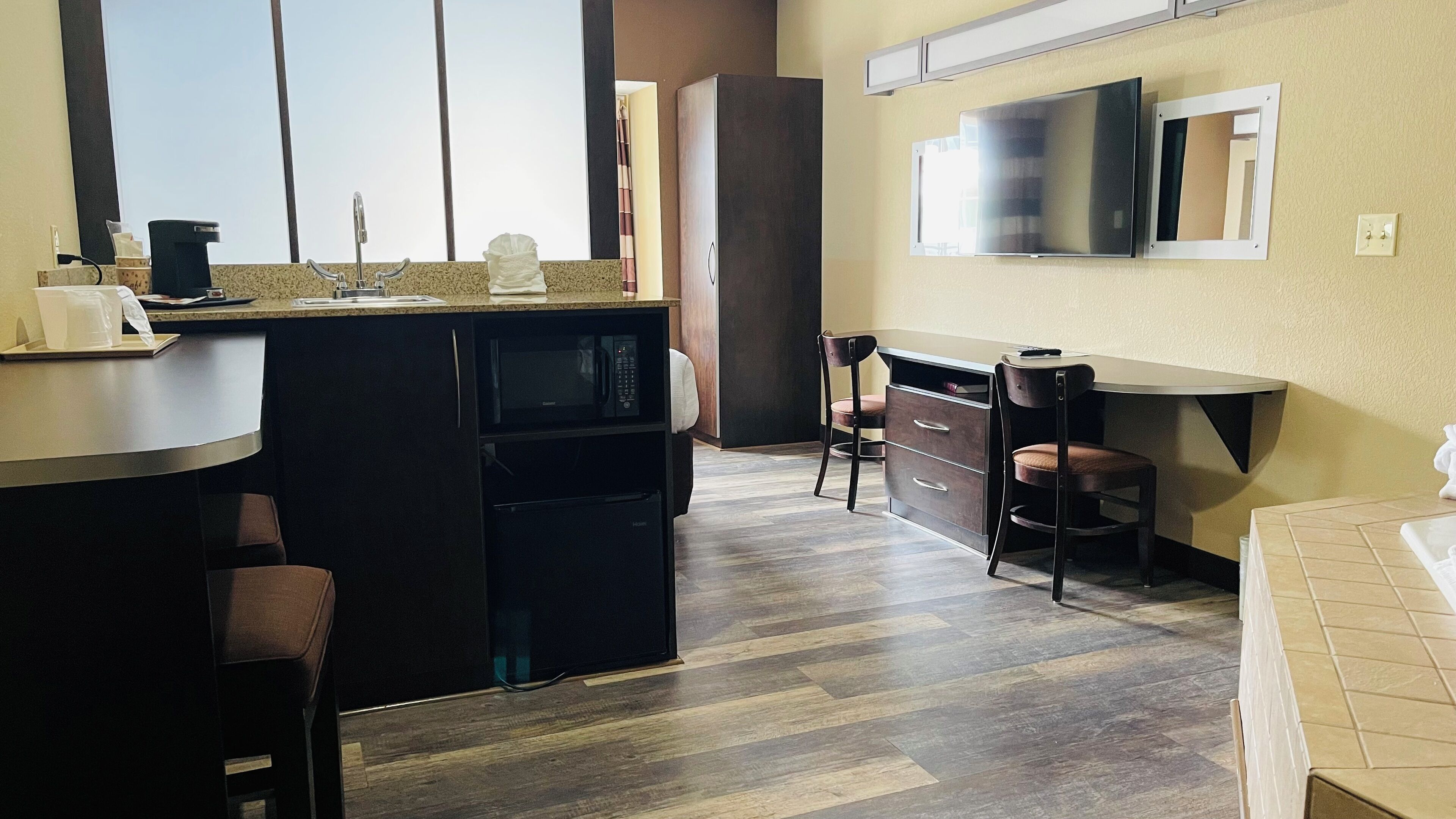 Ropa de cama hipoalergénica, escritorio y tabla de planchar con plancha 