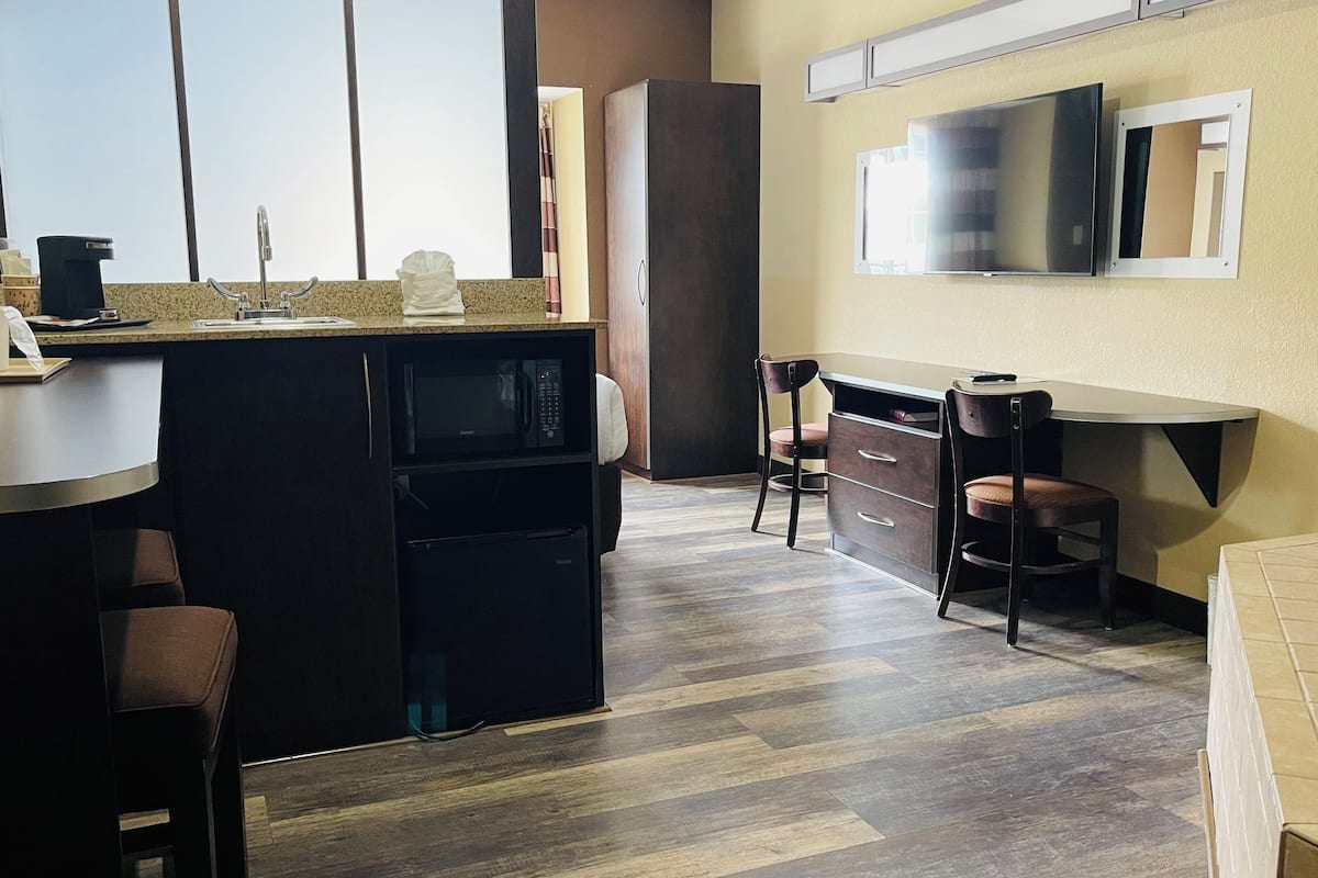 studio suite, 1 queen bed, non smoking, jetted tub | hypo-allergenic bedding, desk, iron/ironing board, free cots/infant beds