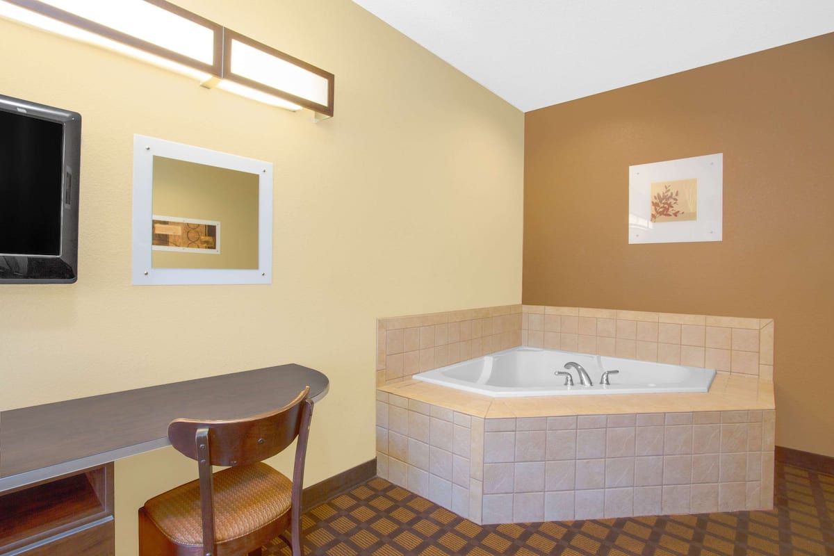 studio suite, 1 queen bed, non smoking, jetted tub | hypo-allergenic bedding, desk, iron/ironing board, free cots/infant beds
