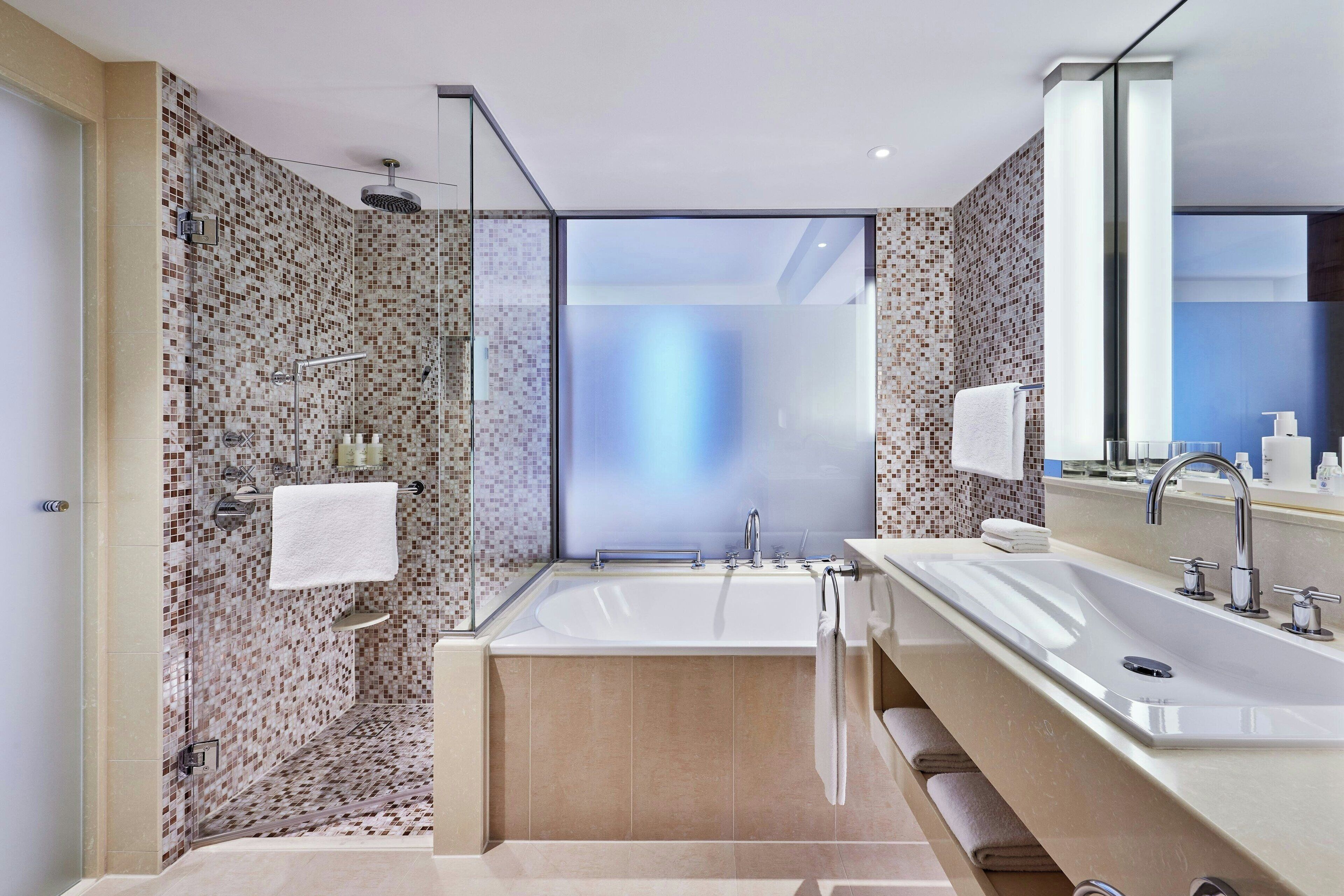 deluxe room, 1 king bed, non smoking | bathroom | separate bathtub and shower, deep-soaking bathtub, rainfall showerhead