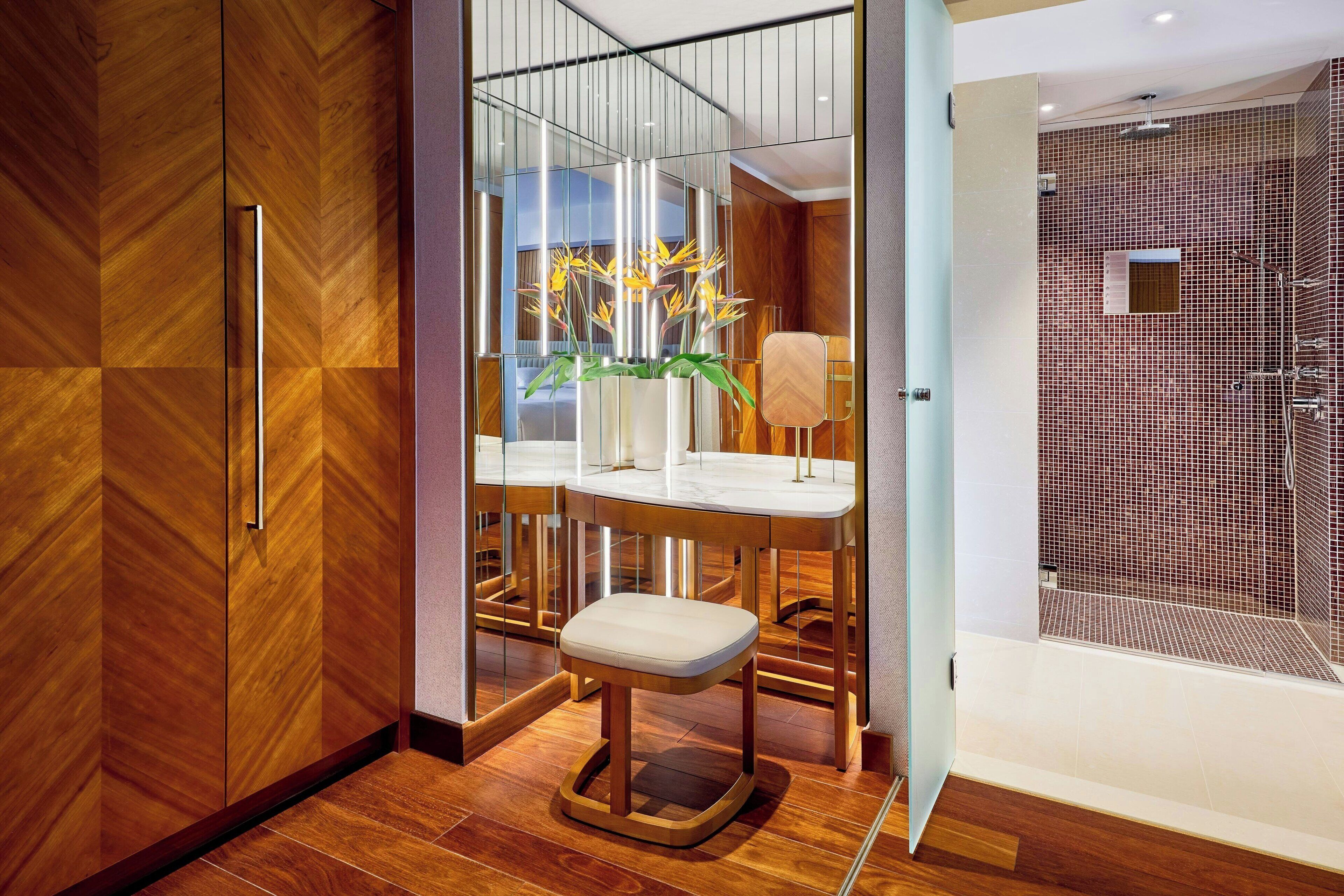 suite, 1 king bed, non smoking | 1 bedroom, premium bedding, down duvets, minibar