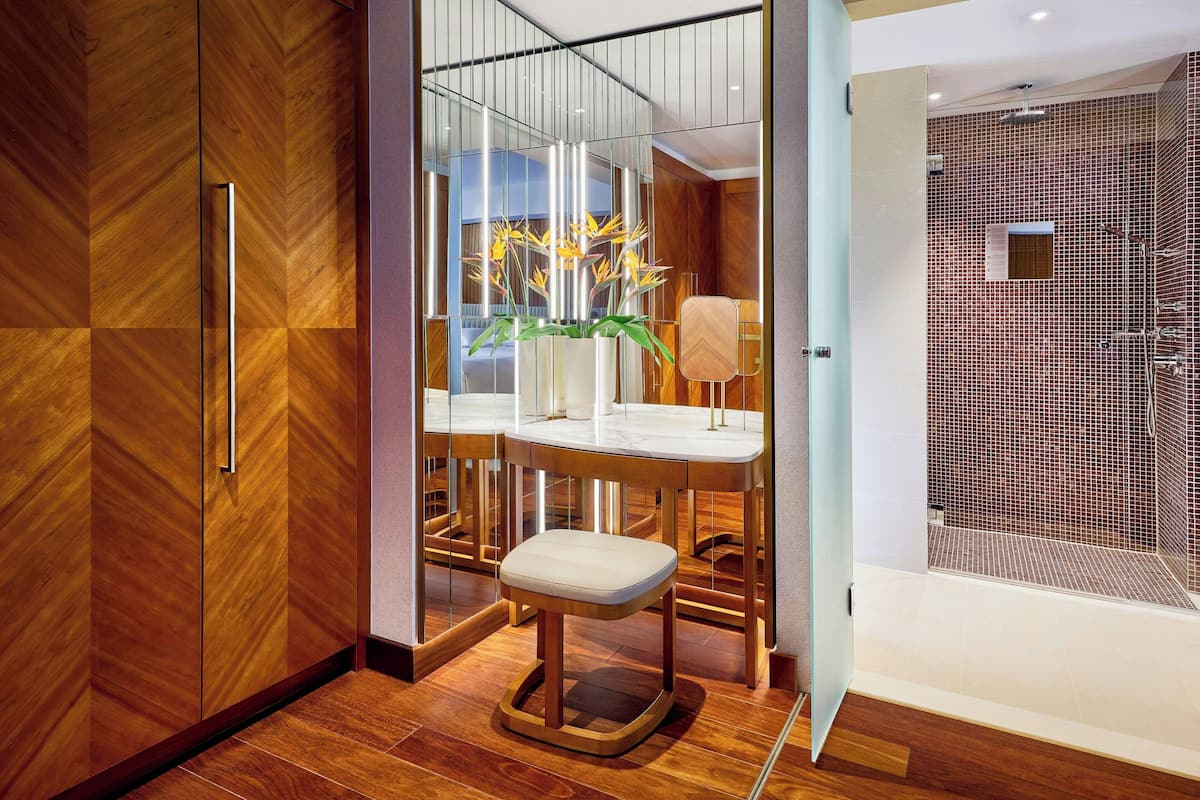 suite, 1 king bed, non smoking | 1 bedroom, premium bedding, down duvets, minibar