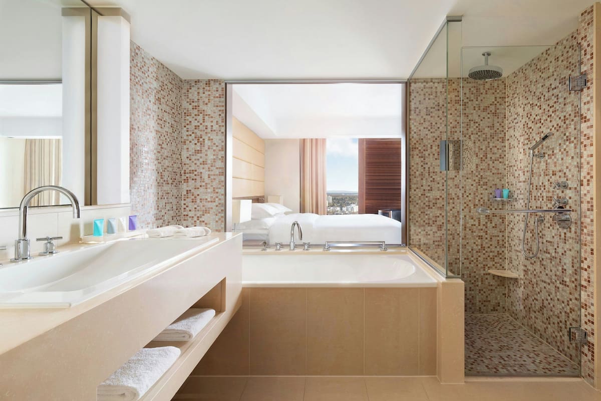 deluxe room, 1 king bed, non smoking | bathroom | separate bathtub and shower, deep-soaking bathtub, rainfall showerhead
