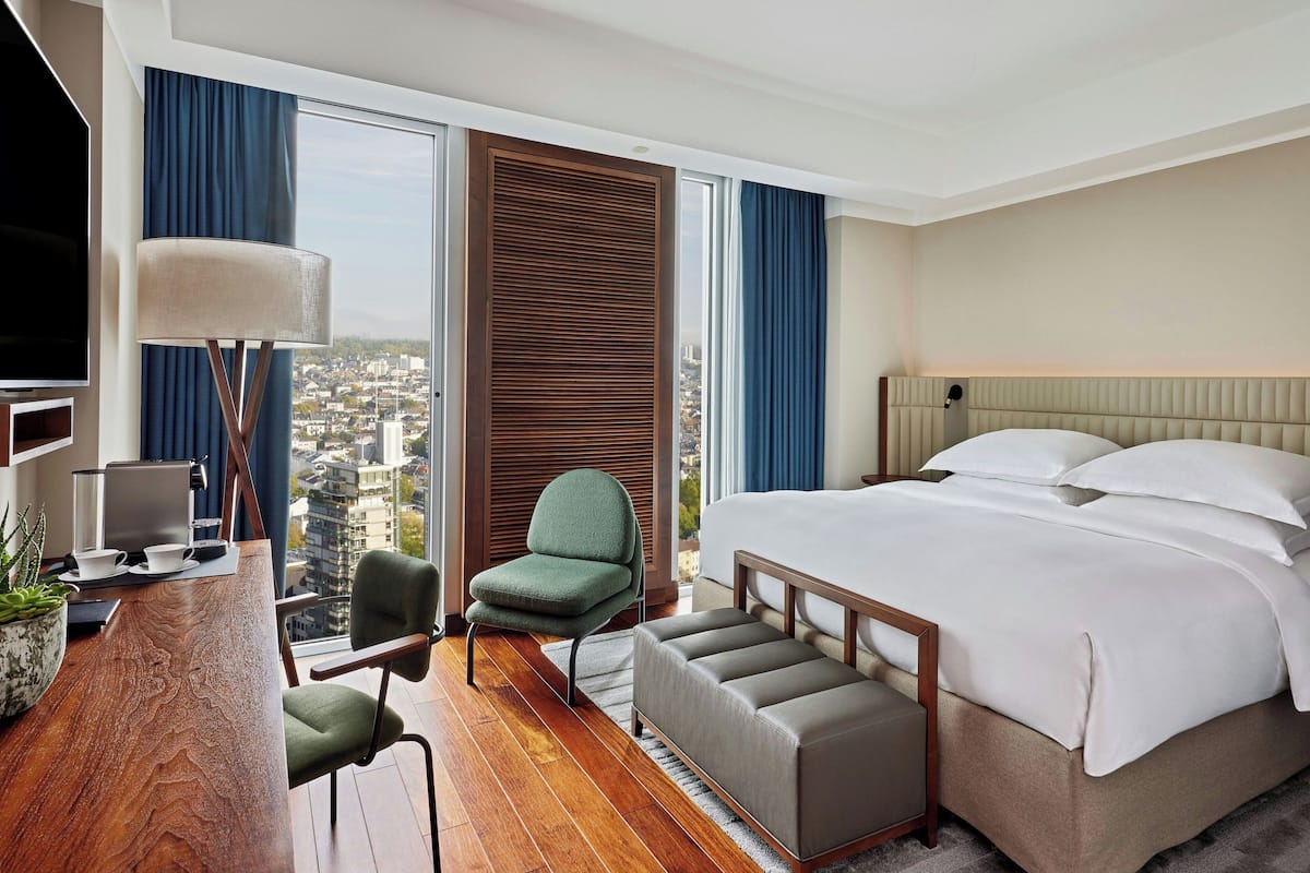 Deluxe Room, 1 King Bed, Non Smoking | 1 bedroom, premium bedding, down comforters, minibar