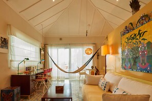 Caja de seguridad en la habitación, escritorio y cortinas blackout 