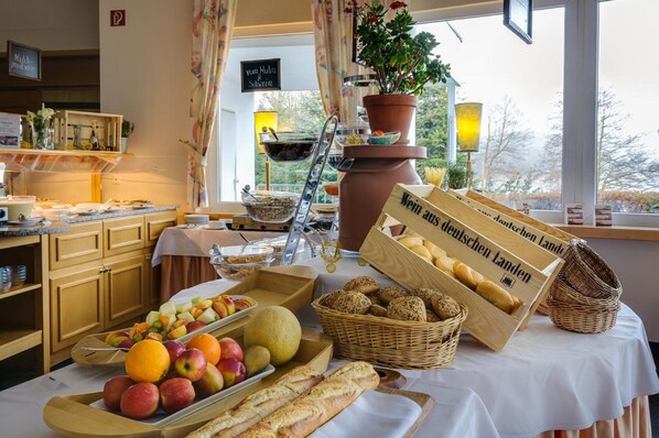 Daily buffet breakfast for a fee