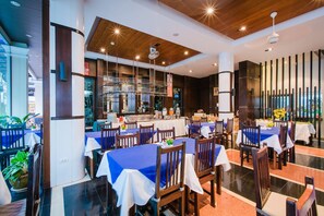 Desayuno buffet todos los días (con cargo) 