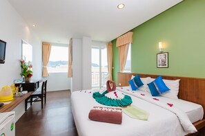 Habitación superior con 1 cama matrimonial o 2 individuales | Minibar, caja de seguridad en la habitación y escritorio 