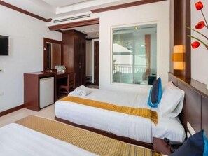 Minibar, caja de seguridad en la habitación y escritorio 