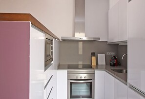 Geladeira grande, micro-ondas, fogão, cooktop