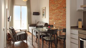 Espresso maker, coffee/tea maker, full-size fridge, microwave - MH Apartments Center (Barcelona)