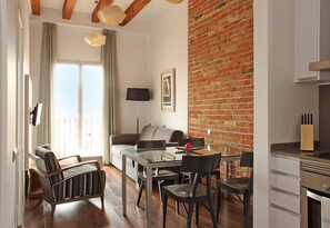 Refrigerador con freezer, microondas, horno, placa de cocina