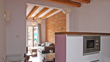 Een koelkast/vriezer, een magnetron, een oven, een kookplaat