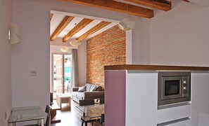 Geladeira grande, micro-ondas, fogão, cooktop