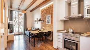 Refrigerador con congelador, microondas, horno y parrilla de estufa