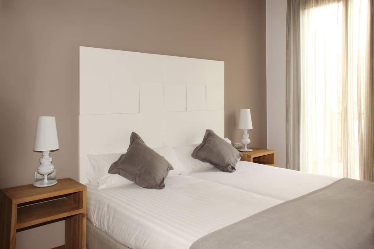 In-room safe, laptop workspace, blackout drapes, soundproofing