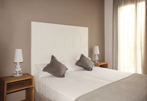 In-room safe, laptop workspace, blackout drapes, soundproofing - MH Apartments Center (Barcelona)