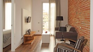 21-inch flat-screen TV with satellite channels, TV - MH Apartments Center (Barcelona)