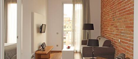 Télévision à écran plat de 21 pouces avec chaînes par satellite