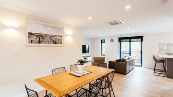 Superior Two-Bedroom Apartment | In-room dining