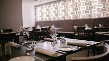 Serveert ontbijt, lunch en diner