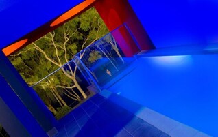 Una piscina cubierta