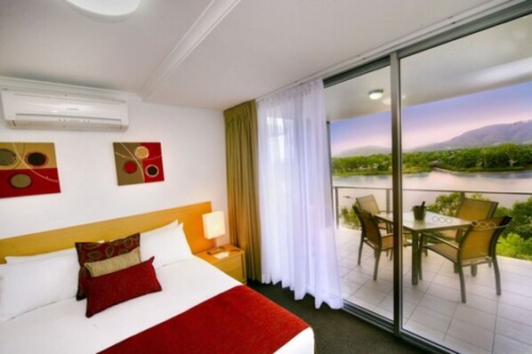 Premium bedding, minibar, individually furnished, desk