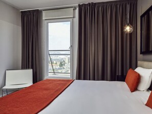 Literie de qualité supérieure, coffres-forts dans les chambres, bureau