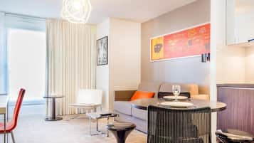 Apartamento, 1 quarto | Roupas de cama premium, cofres nos quartos, escrivaninha