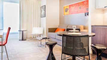Apartamento, 1 quarto | Roupas de cama premium, cofres nos quartos, escrivaninha