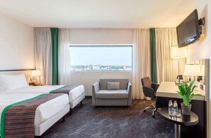 Zimmersafe, Schreibtisch, Verdunkelungsvorhänge, schallisolierte Zimmer