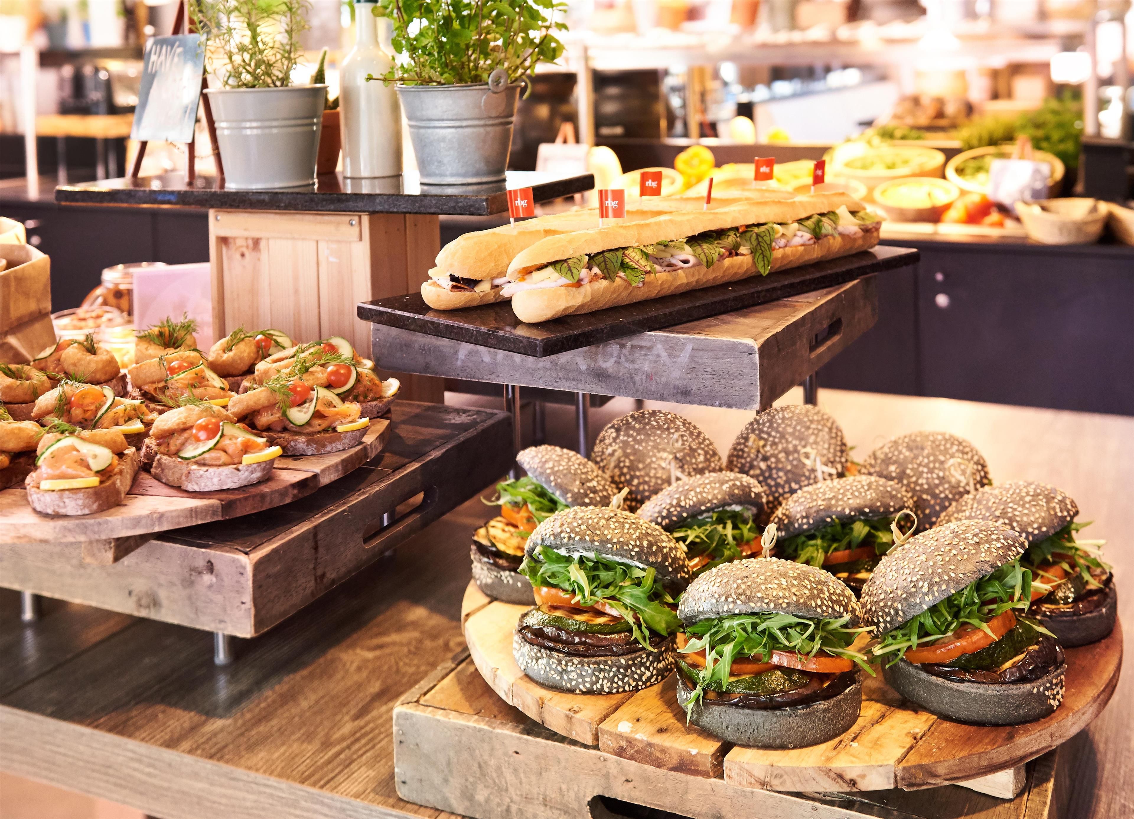 Een buffet met diverse gerechten, waaronder belegde broodjes en hapjes.