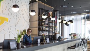 Un espace d’accueil moderne doté d’un bar, d’une réception et d’un aménagement intérieur bien organisé.